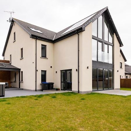 Modern House With Hot Tub, Perfect Night Away! Villa Huntly Exterior photo