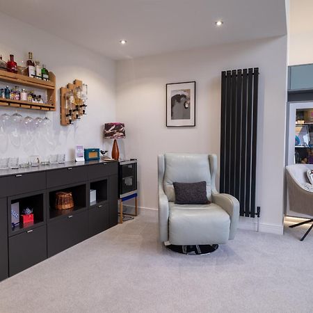 Modern House With Hot Tub, Perfect Night Away! Villa Huntly Exterior photo
