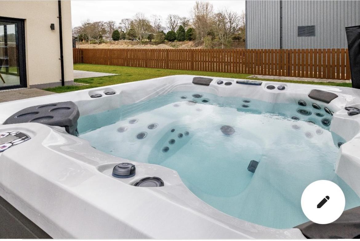 Modern House With Hot Tub, Perfect Night Away! Villa Huntly Exterior photo