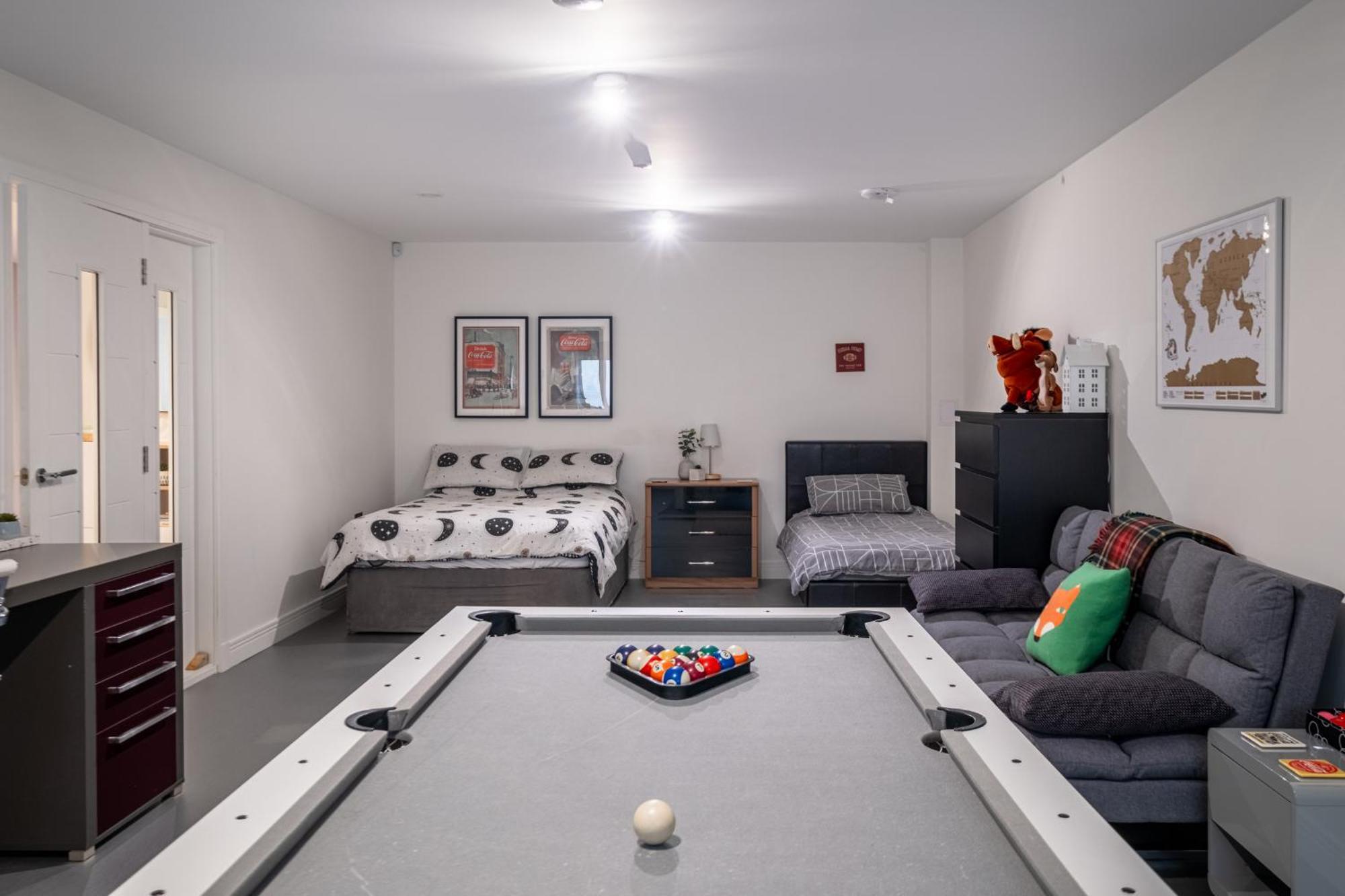 Modern House With Hot Tub, Perfect Night Away! Villa Huntly Exterior photo