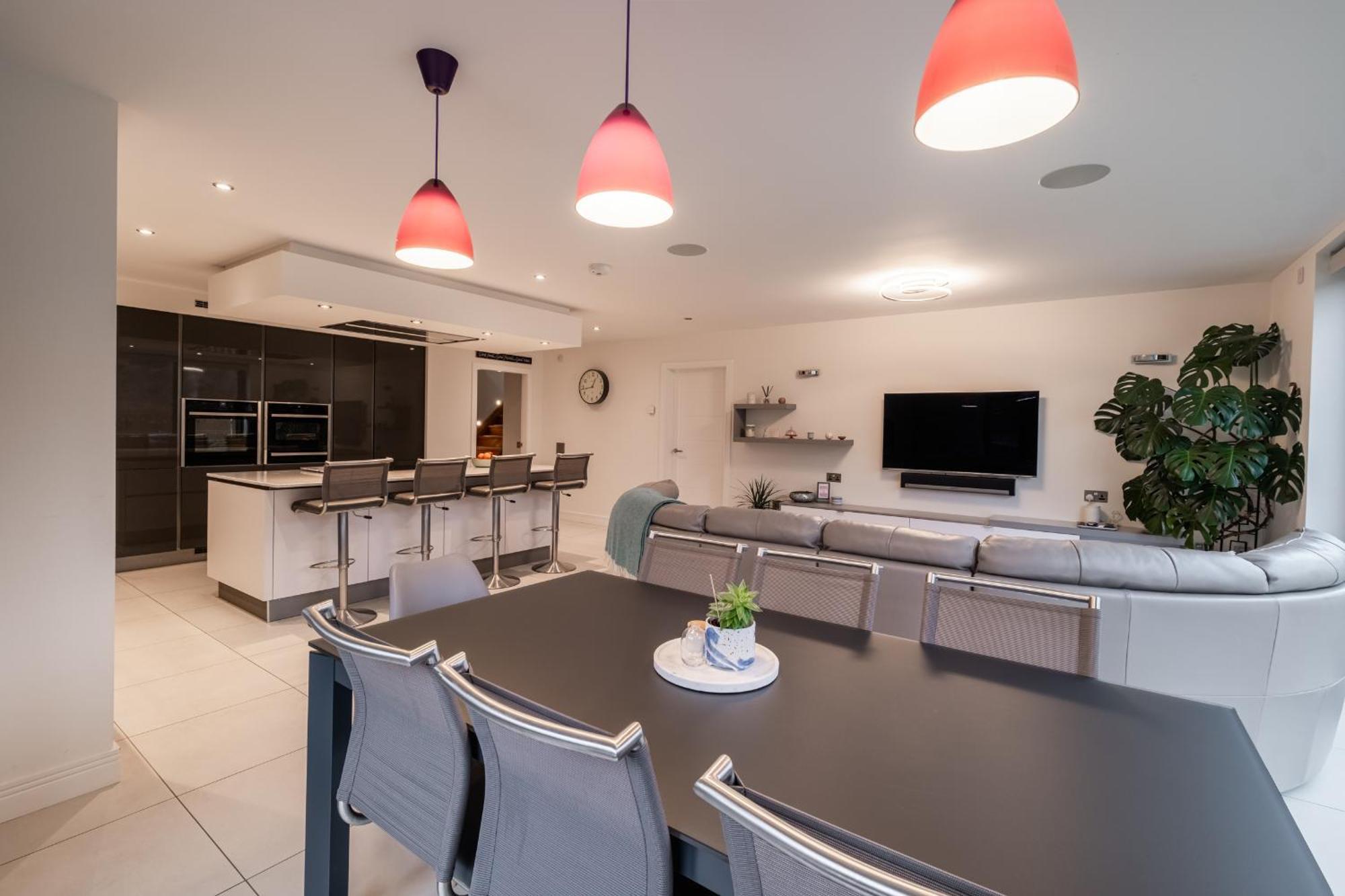 Modern House With Hot Tub, Perfect Night Away! Villa Huntly Exterior photo
