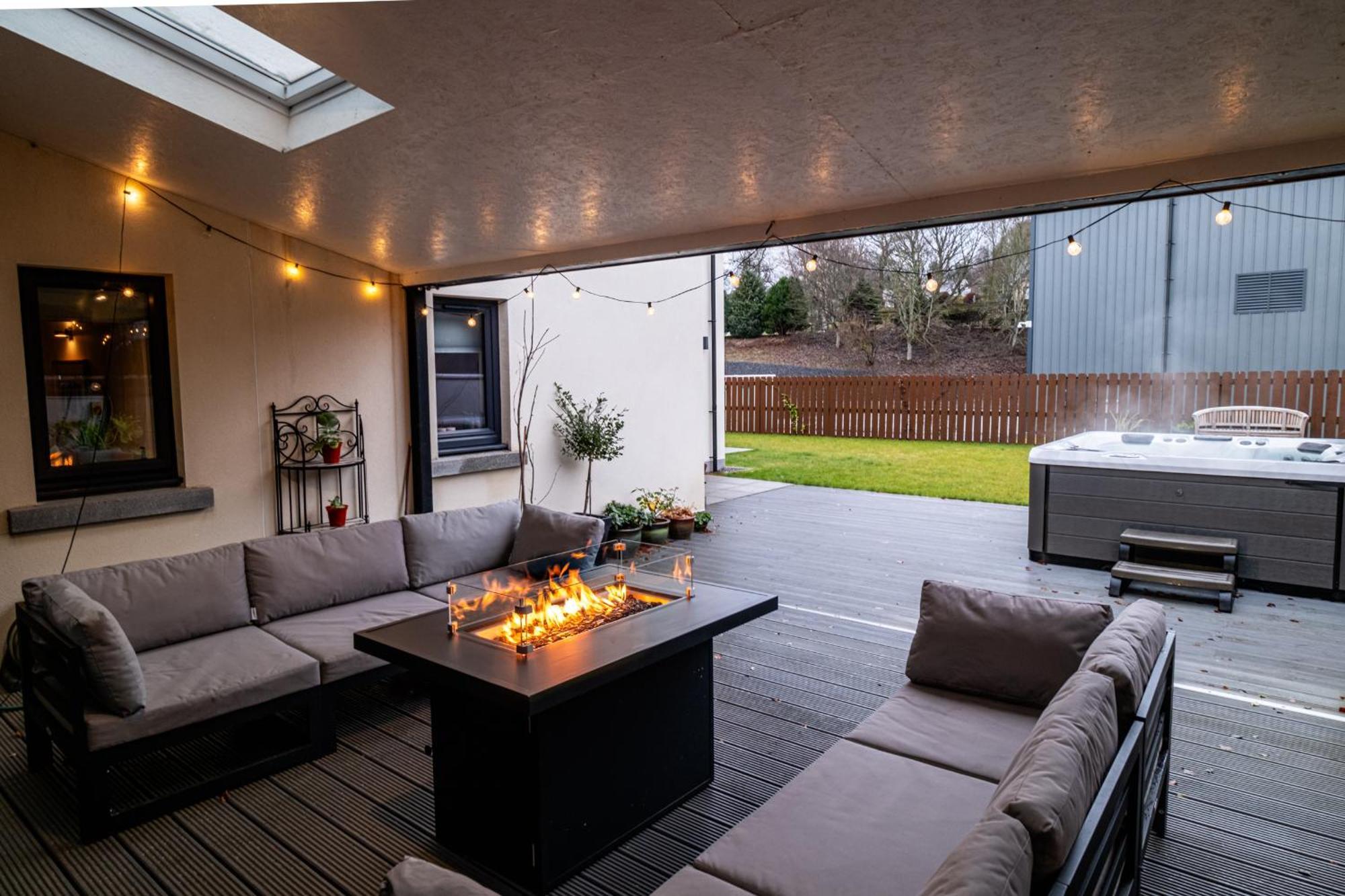 Modern House With Hot Tub, Perfect Night Away! Villa Huntly Exterior photo