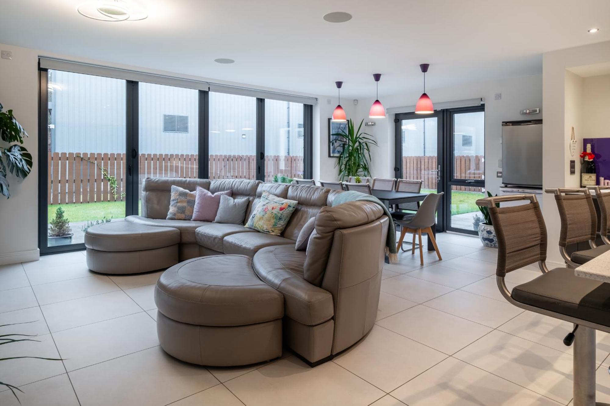 Modern House With Hot Tub, Perfect Night Away! Villa Huntly Exterior photo