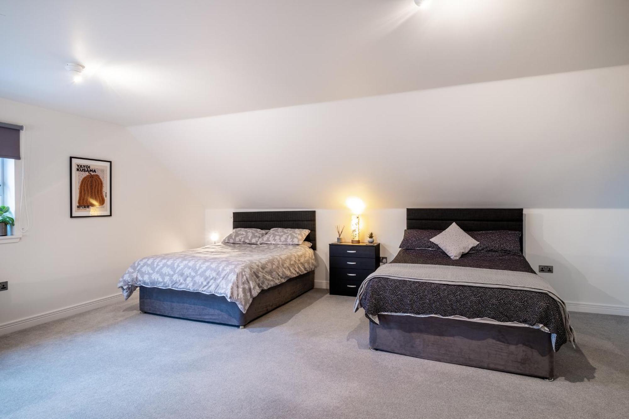 Modern House With Hot Tub, Perfect Night Away! Villa Huntly Exterior photo
