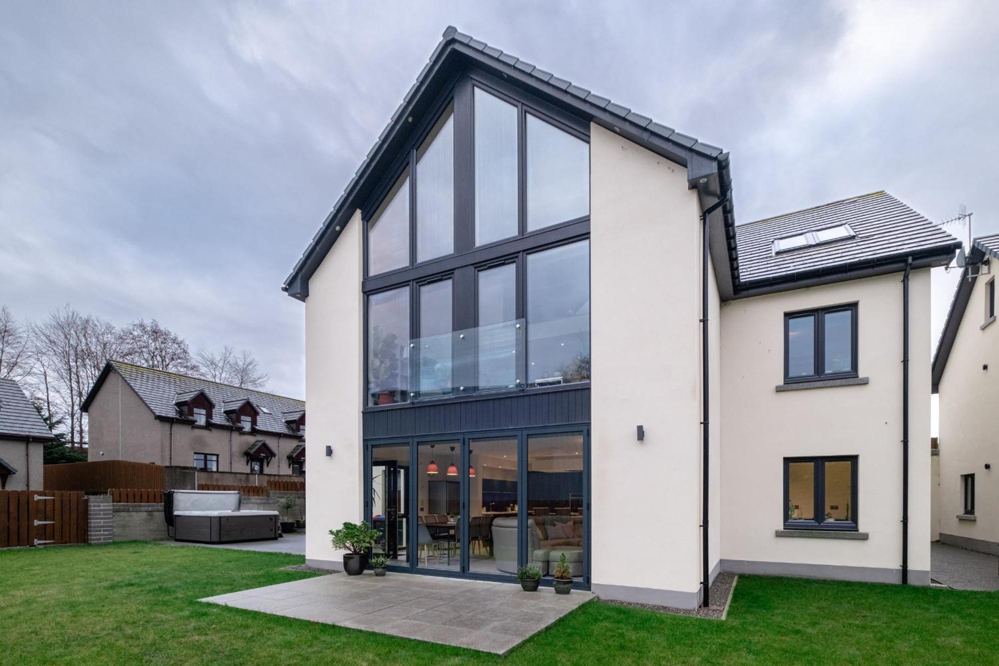 Modern House With Hot Tub, Perfect Night Away! Villa Huntly Exterior photo