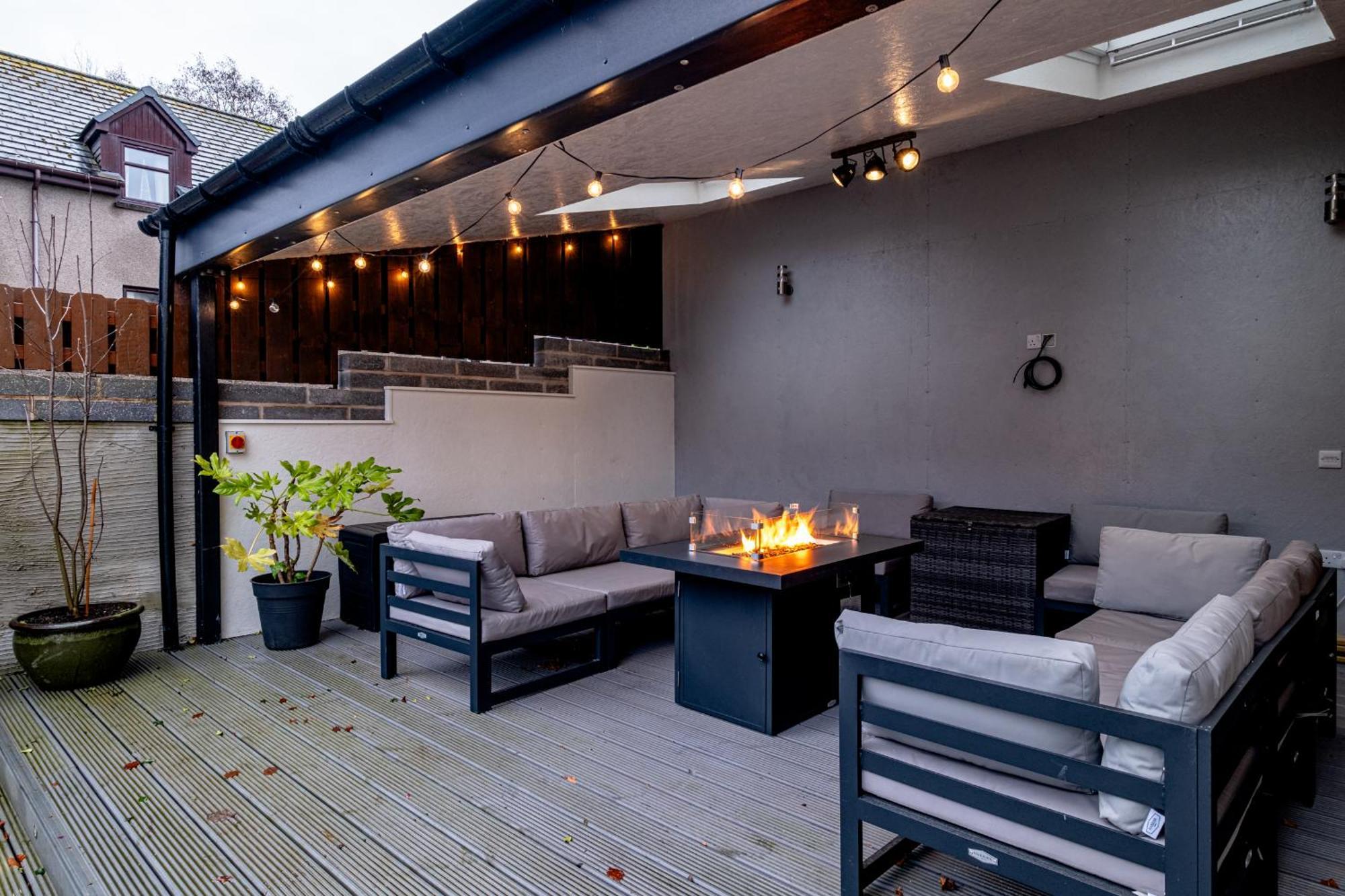 Modern House With Hot Tub, Perfect Night Away! Villa Huntly Exterior photo